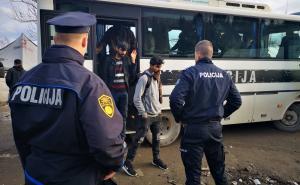 FOTO: Radiosarajevo.ba / Policija dovodi nove migrante 